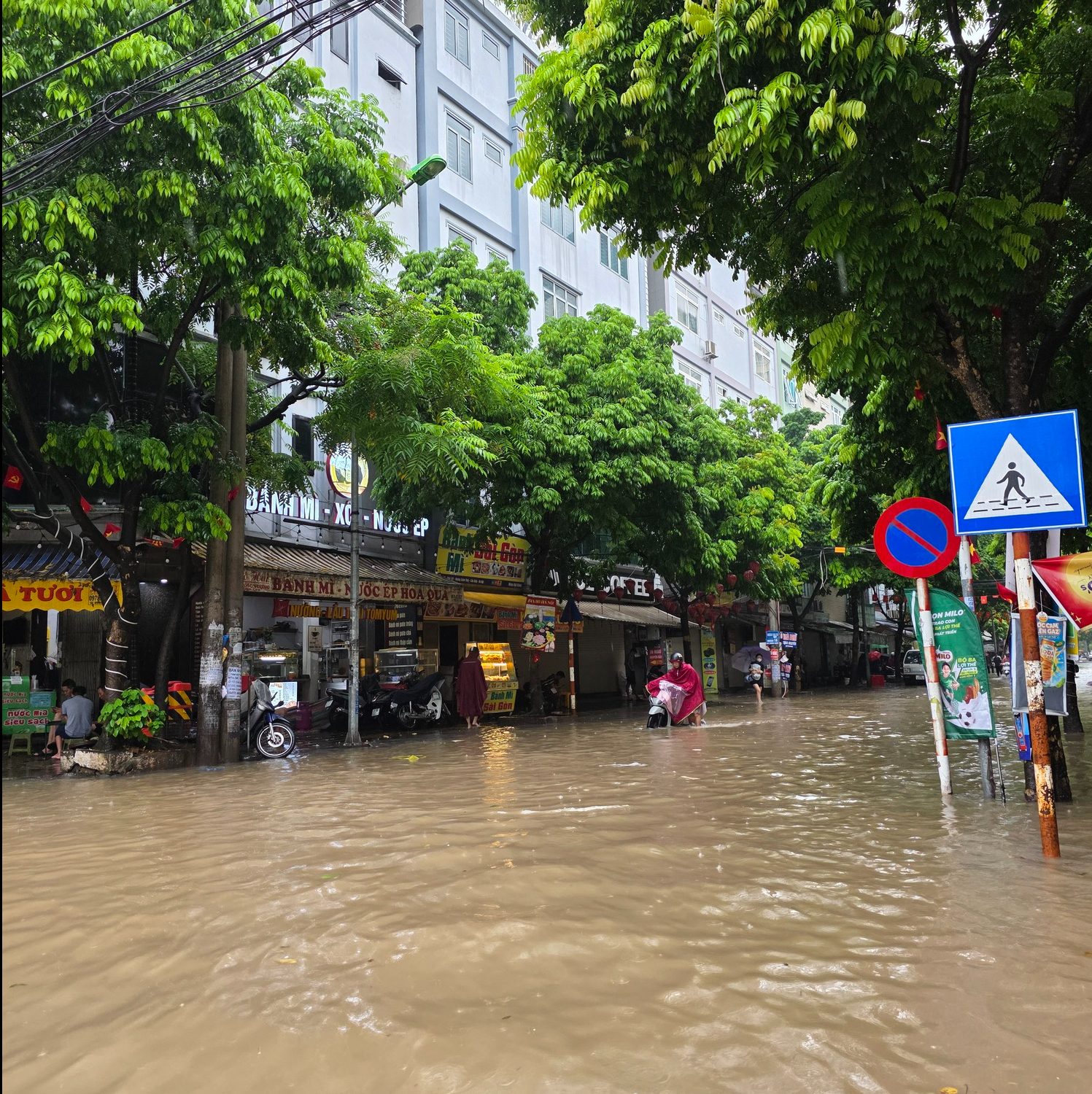 Nhiều tuyến đường đã chìm trong biển nước không thể di chuyển, nước hồ Hoàn Kiếm dâng đến 7,8m- Ảnh 4.