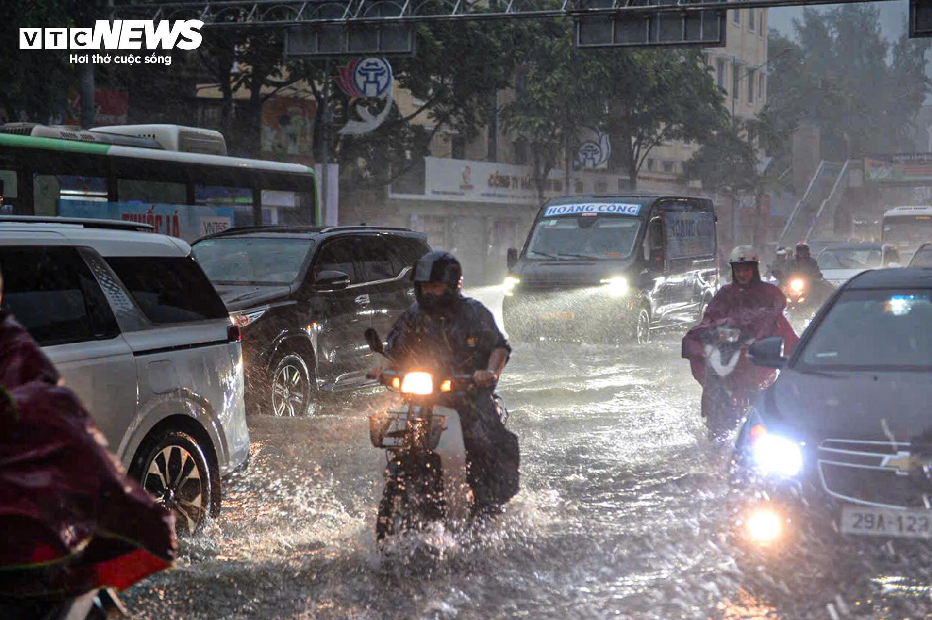 Mưa lớn cả đêm, người Hà Nội lại vật vã dắt xe qua biển nước - Ảnh 9.