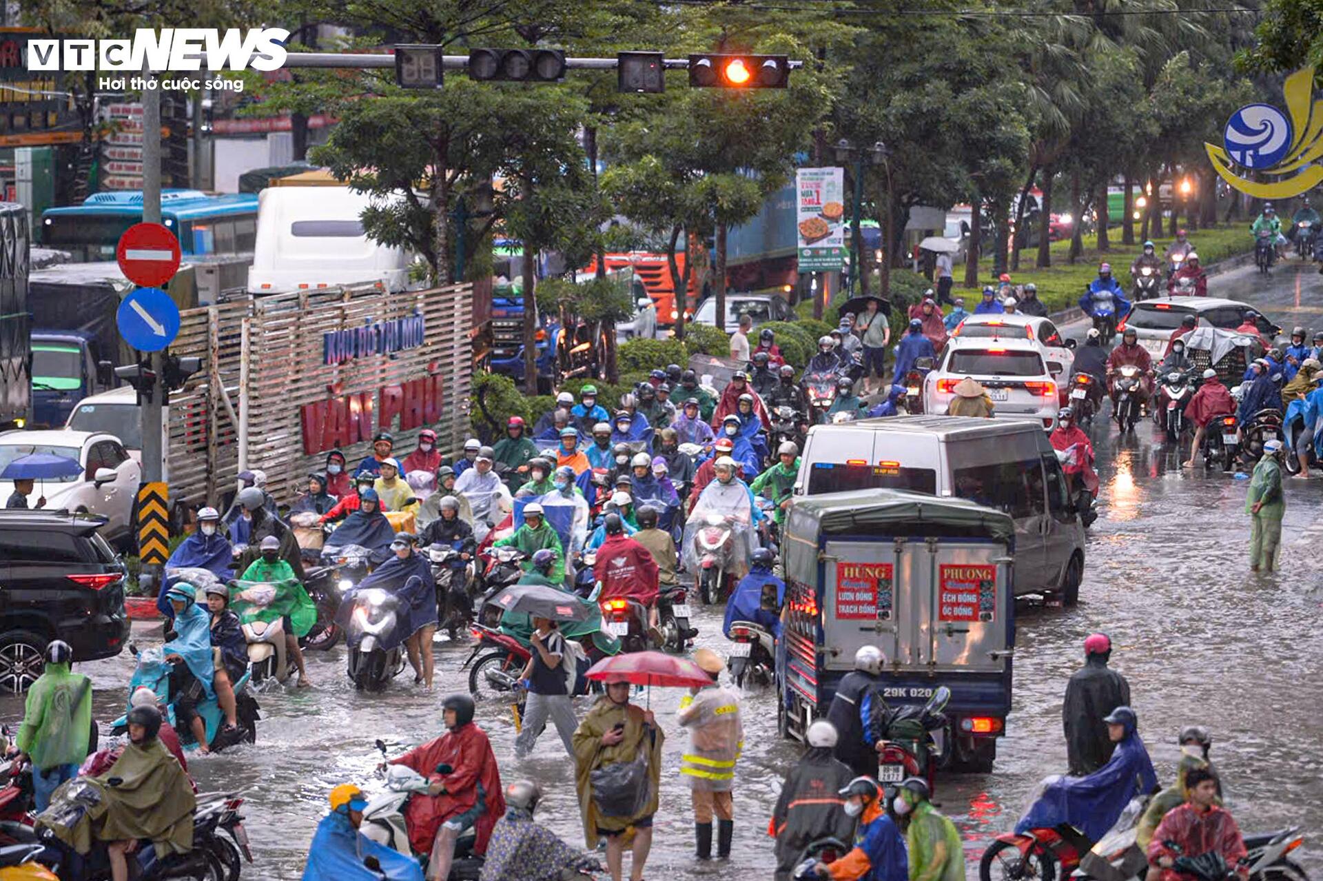 Đường phố ngập sâu, người Hà Nội bì bõm lội nước đi làm rồi bất lực quay về - Ảnh 2.