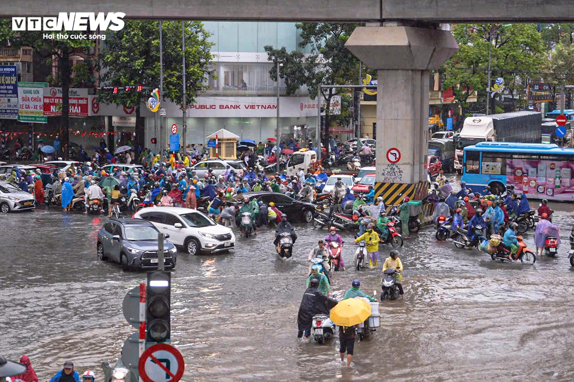 Đường phố ngập sâu, người Hà Nội bì bõm lội nước đi làm rồi bất lực quay về - Ảnh 1.