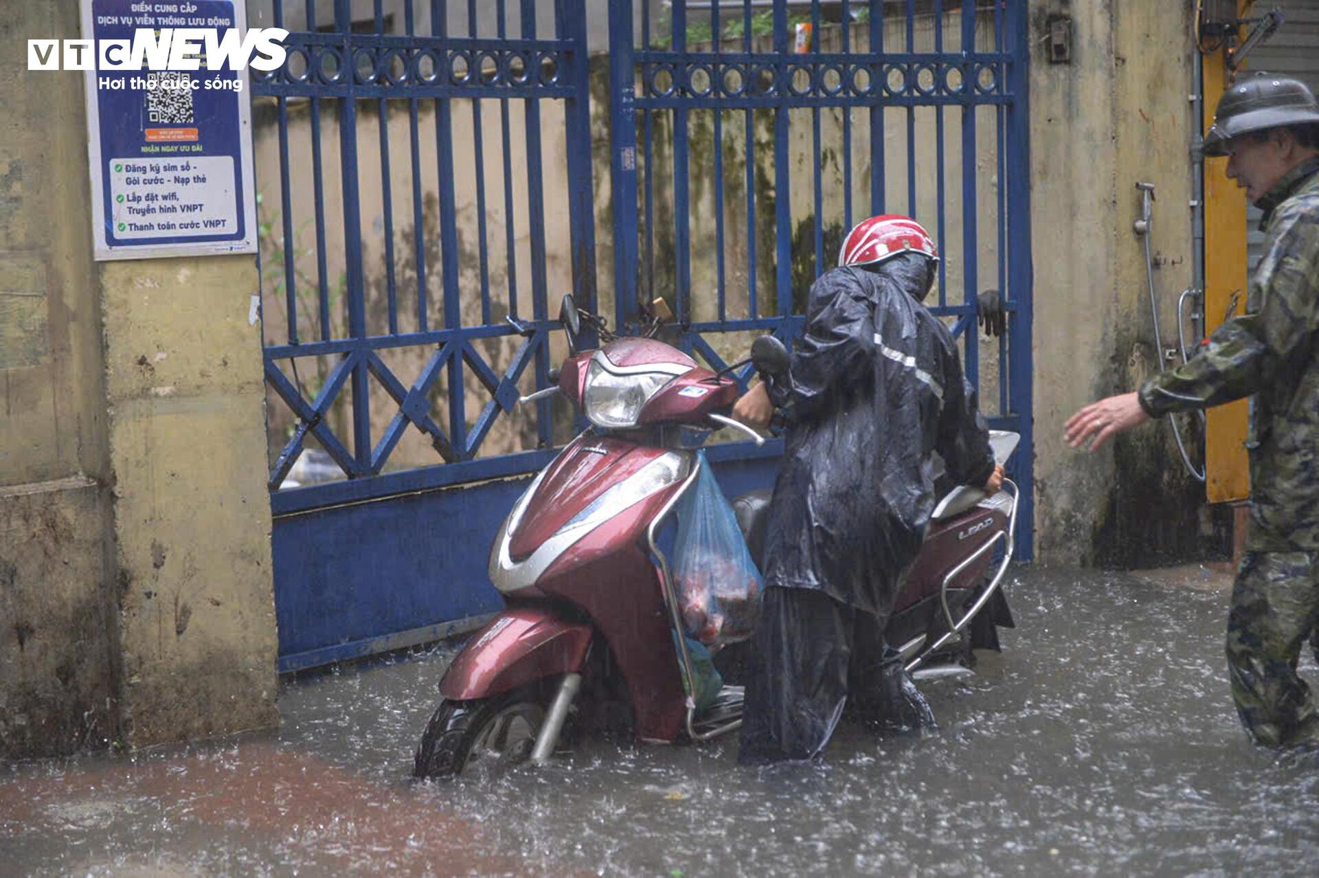 Đường phố ngập sâu, người Hà Nội bì bõm lội nước đi làm rồi bất lực quay về - Ảnh 14.