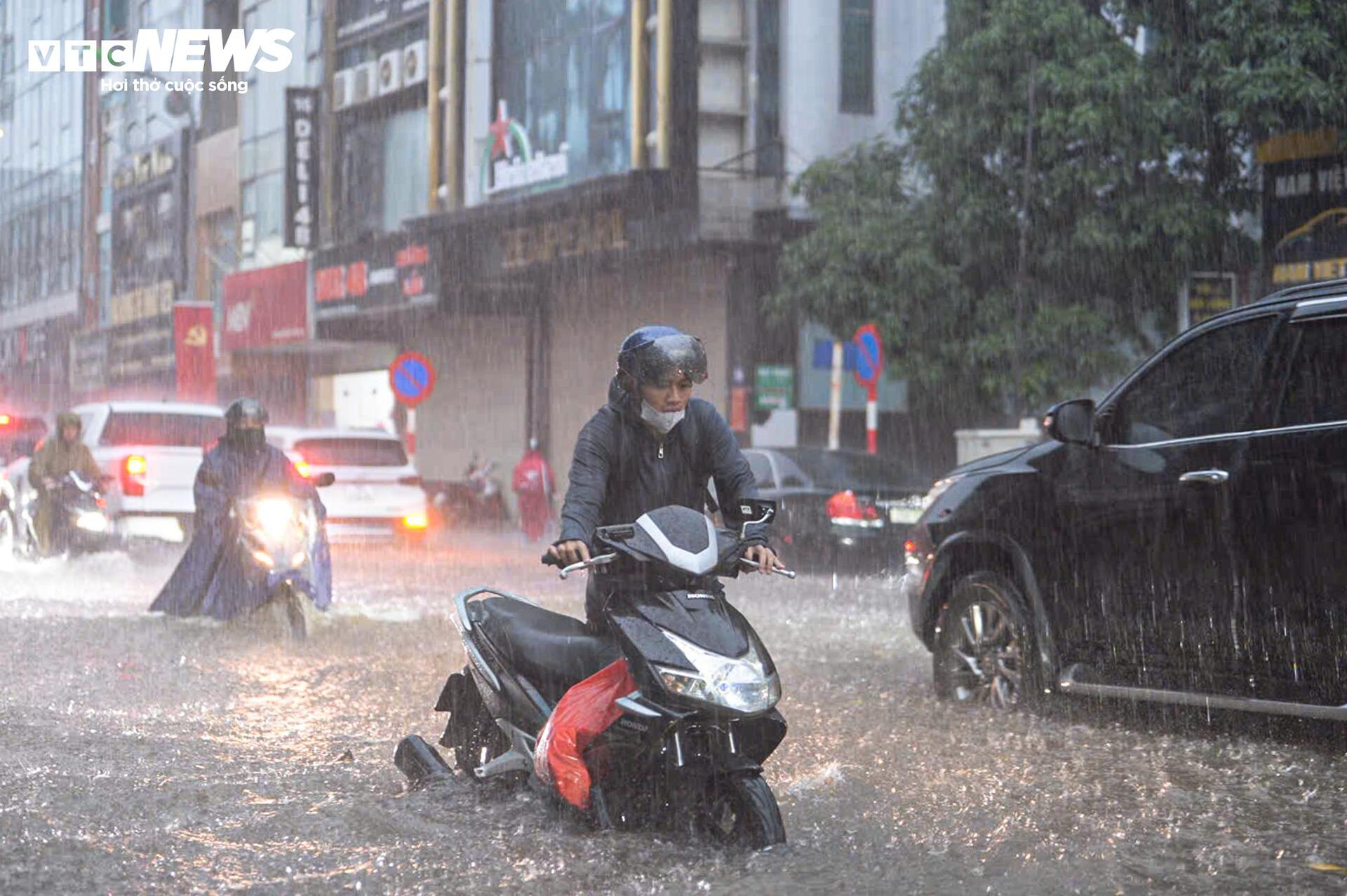 Đường phố ngập sâu, người Hà Nội bì bõm lội nước đi làm rồi bất lực quay về - Ảnh 13.