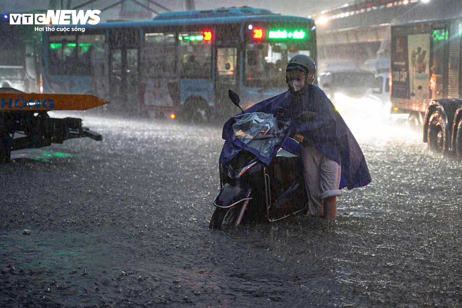 Mưa lớn cả đêm, người Hà Nội lại vật vã dắt xe qua biển nước - Ảnh 4.