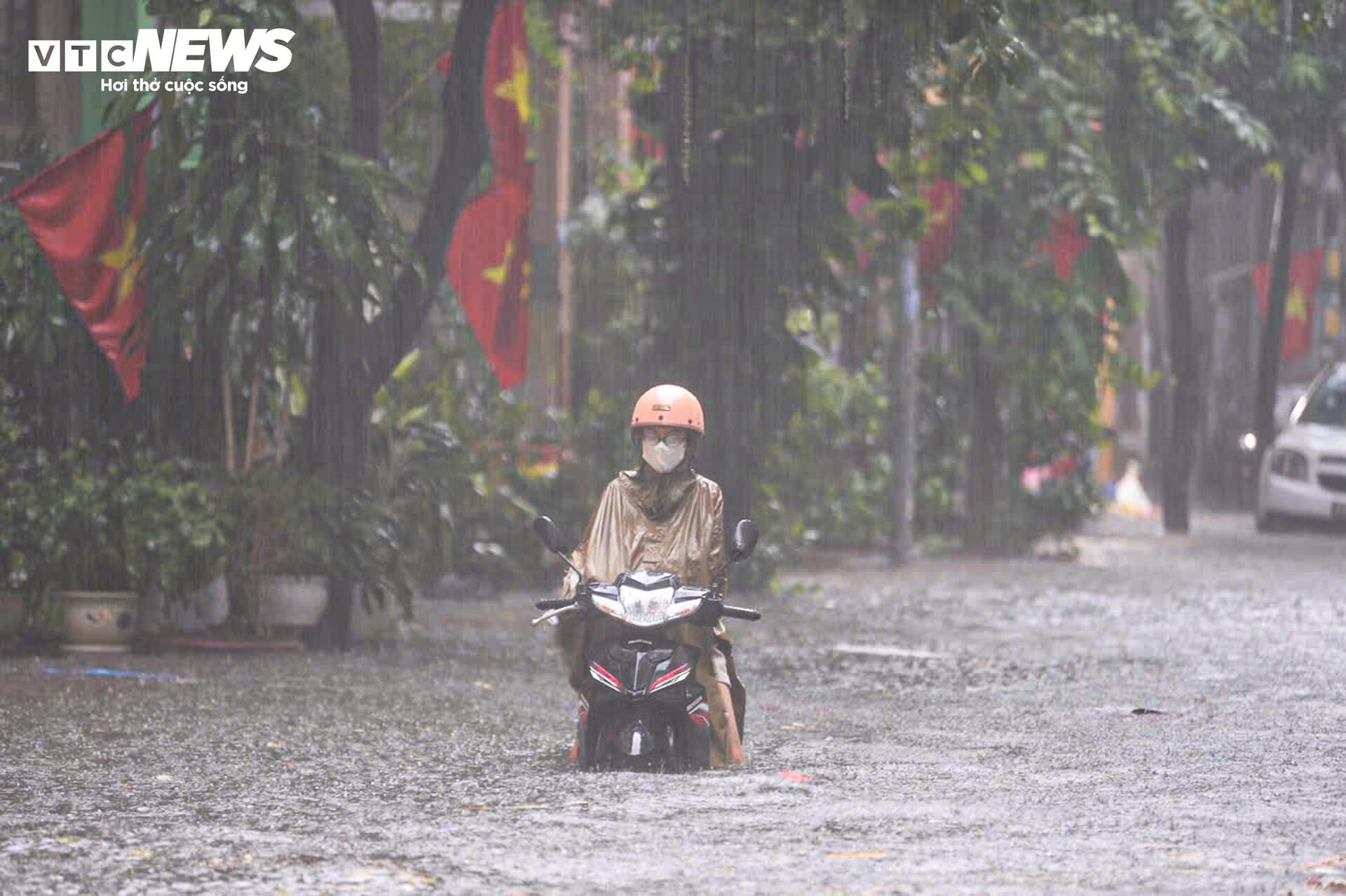 Đường phố ngập sâu, người Hà Nội bì bõm lội nước đi làm rồi bất lực quay về - Ảnh 10.