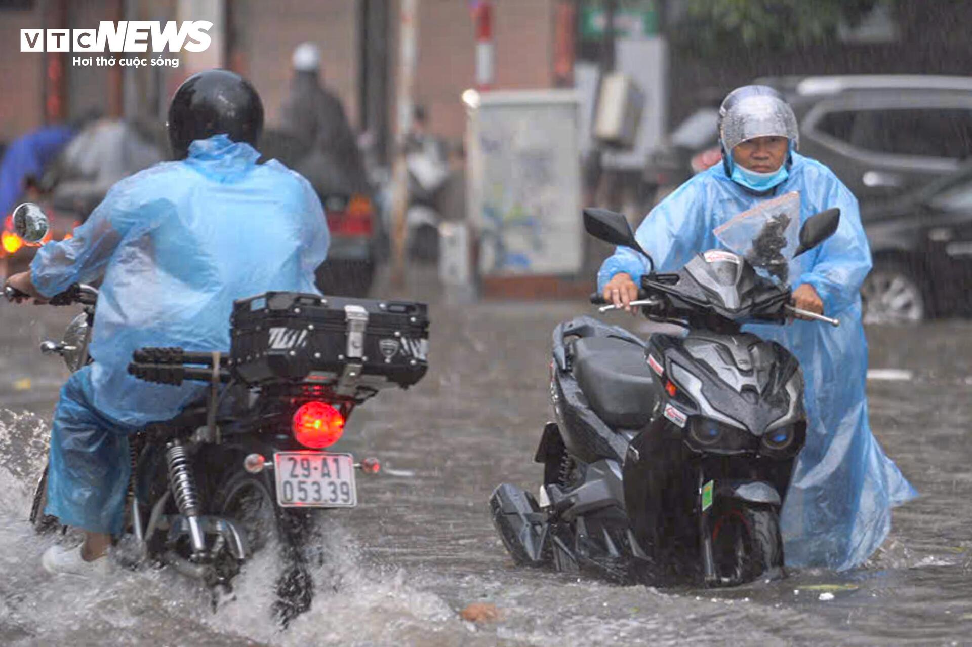 Đường phố ngập sâu, người Hà Nội bì bõm lội nước đi làm rồi bất lực quay về - Ảnh 12.