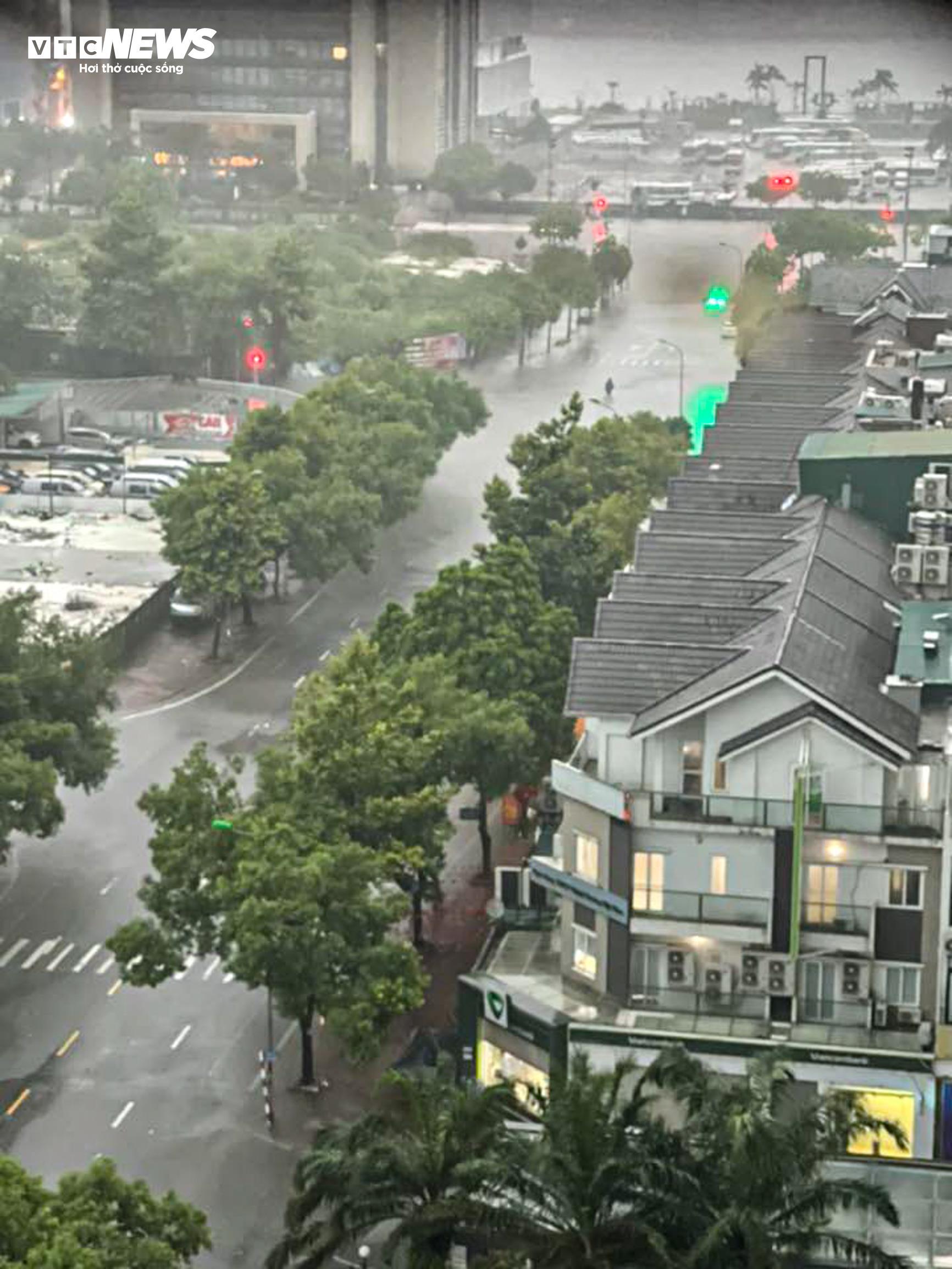 Mưa lớn cả đêm, người Hà Nội lại vật vã dắt xe qua biển nước - Ảnh 12.