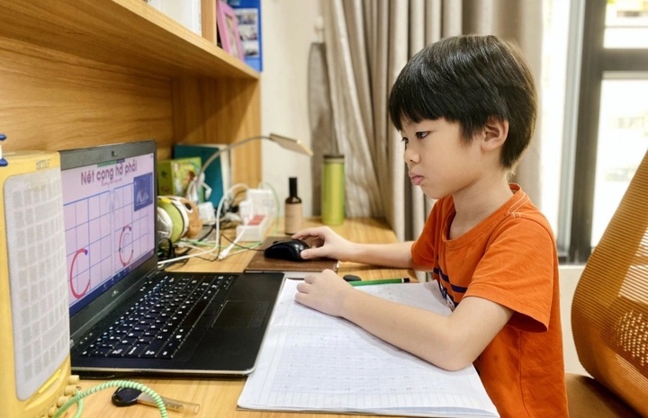 Phụ huynh Hà Nội chật vật cho con học online ngày mưa bão khủng khiếp - Ảnh 1.