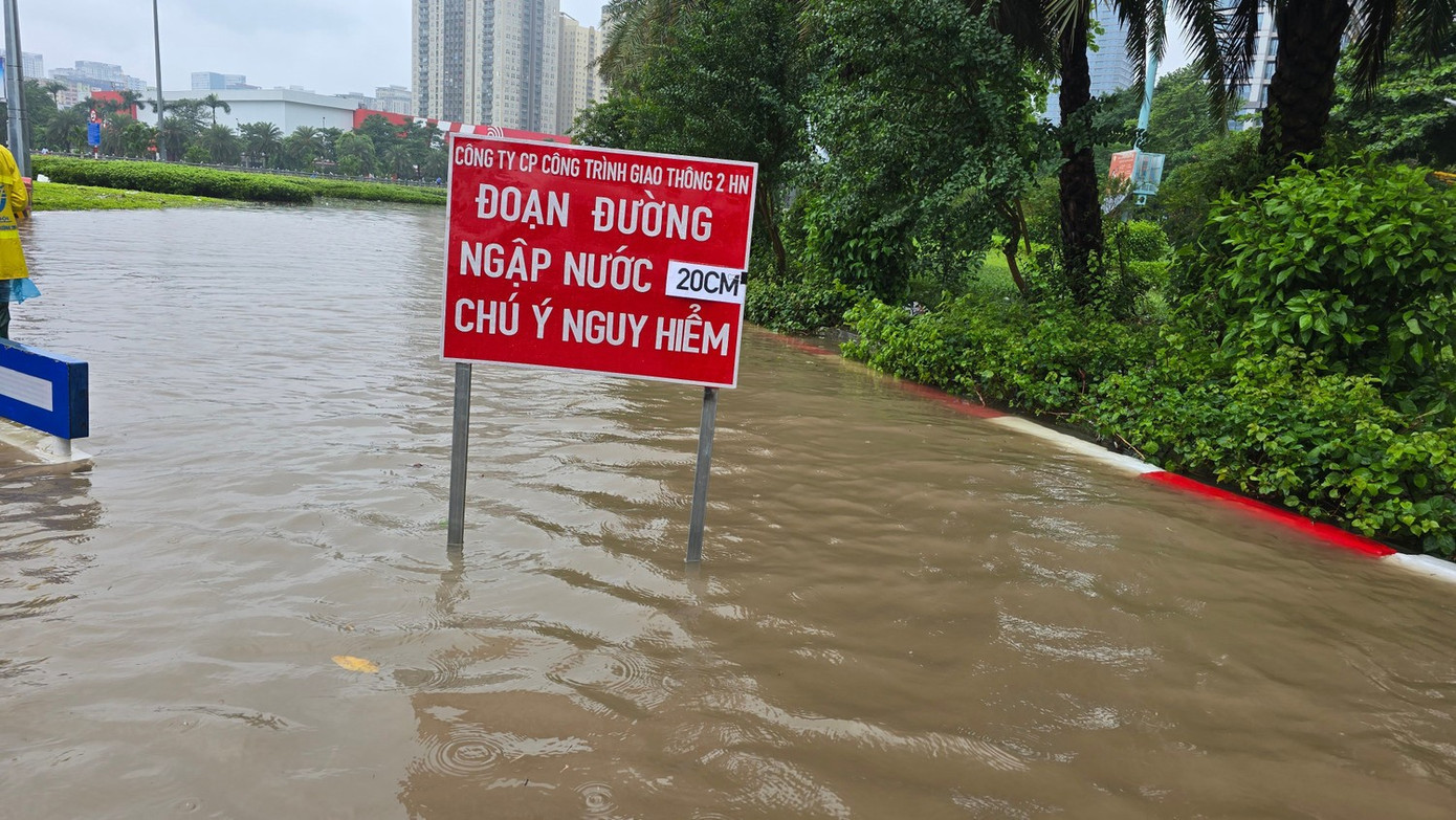 Giám đốc Sở Giáo dục Hà Nội 'thả tim' động viên học sinh học online ngày mưa - Ảnh 3.