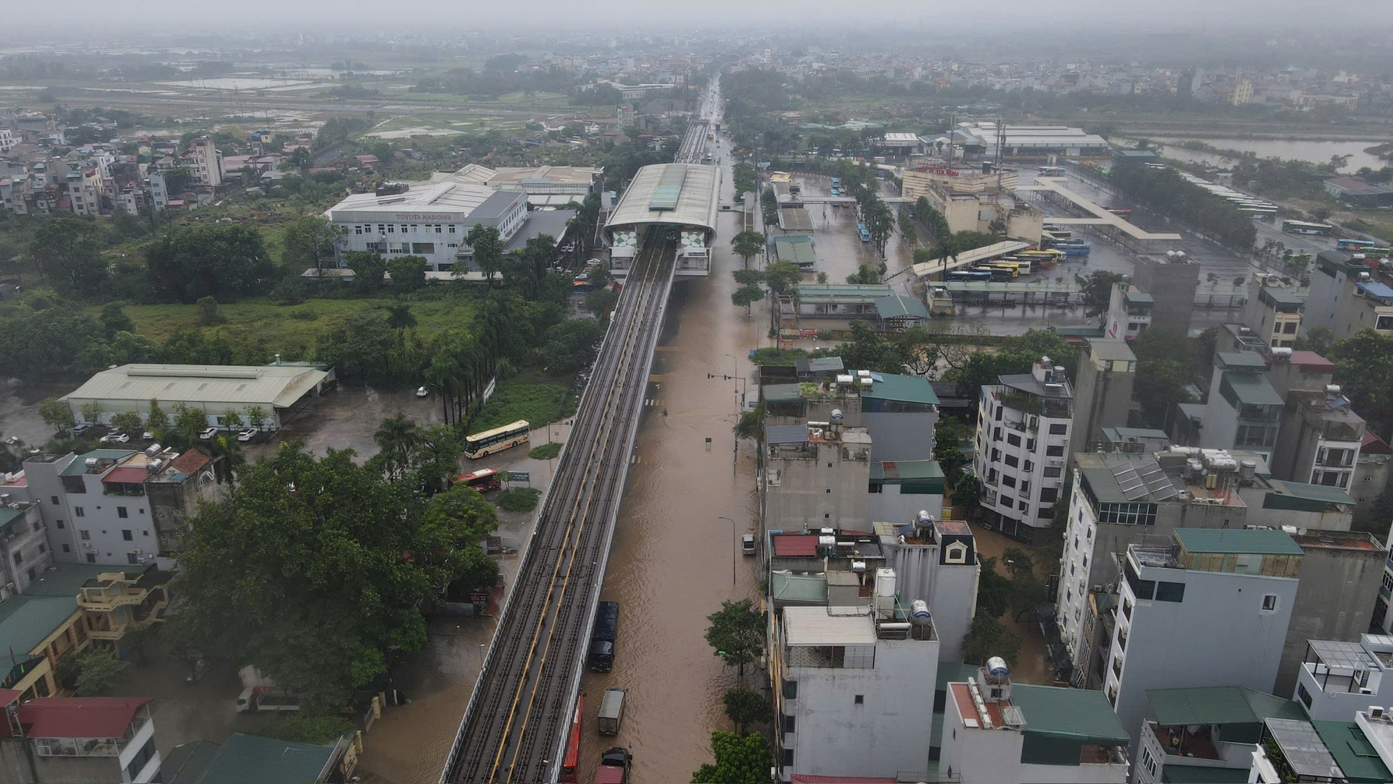 Hà Nội sáng 7/10: Mưa dữ dội gây ngập hơn 70 điểm, xe chết máy la liệt trên các phố- Ảnh 6.