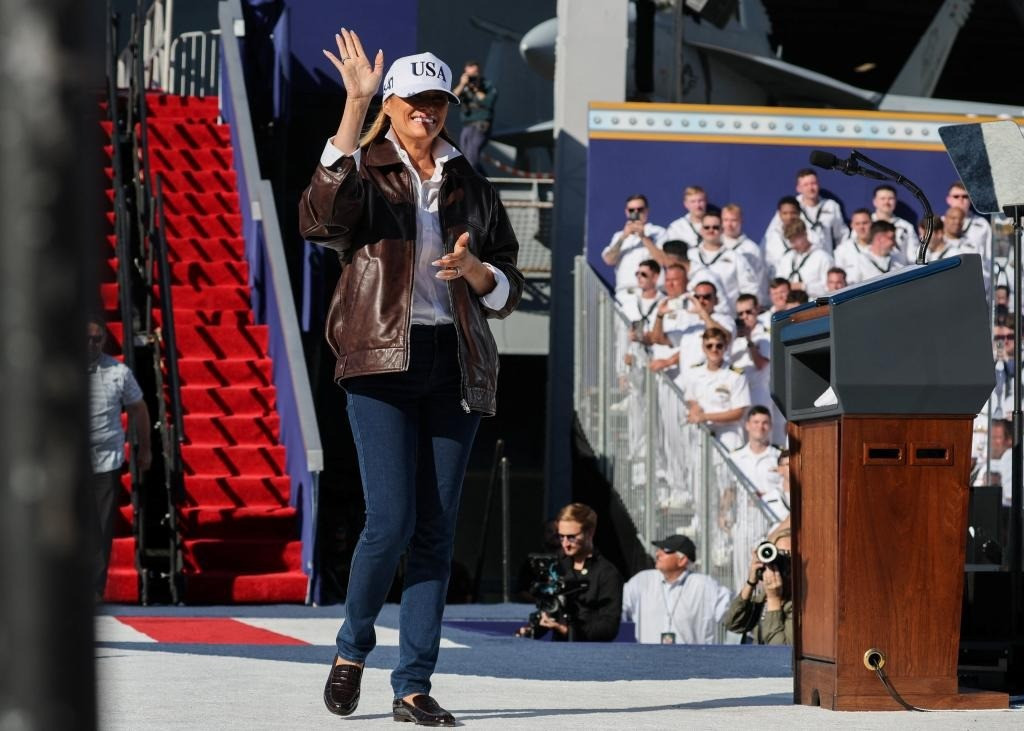 Khoảnh khắc tuyệt đối điện ảnh của bà Melania Trump - Ảnh 4.
