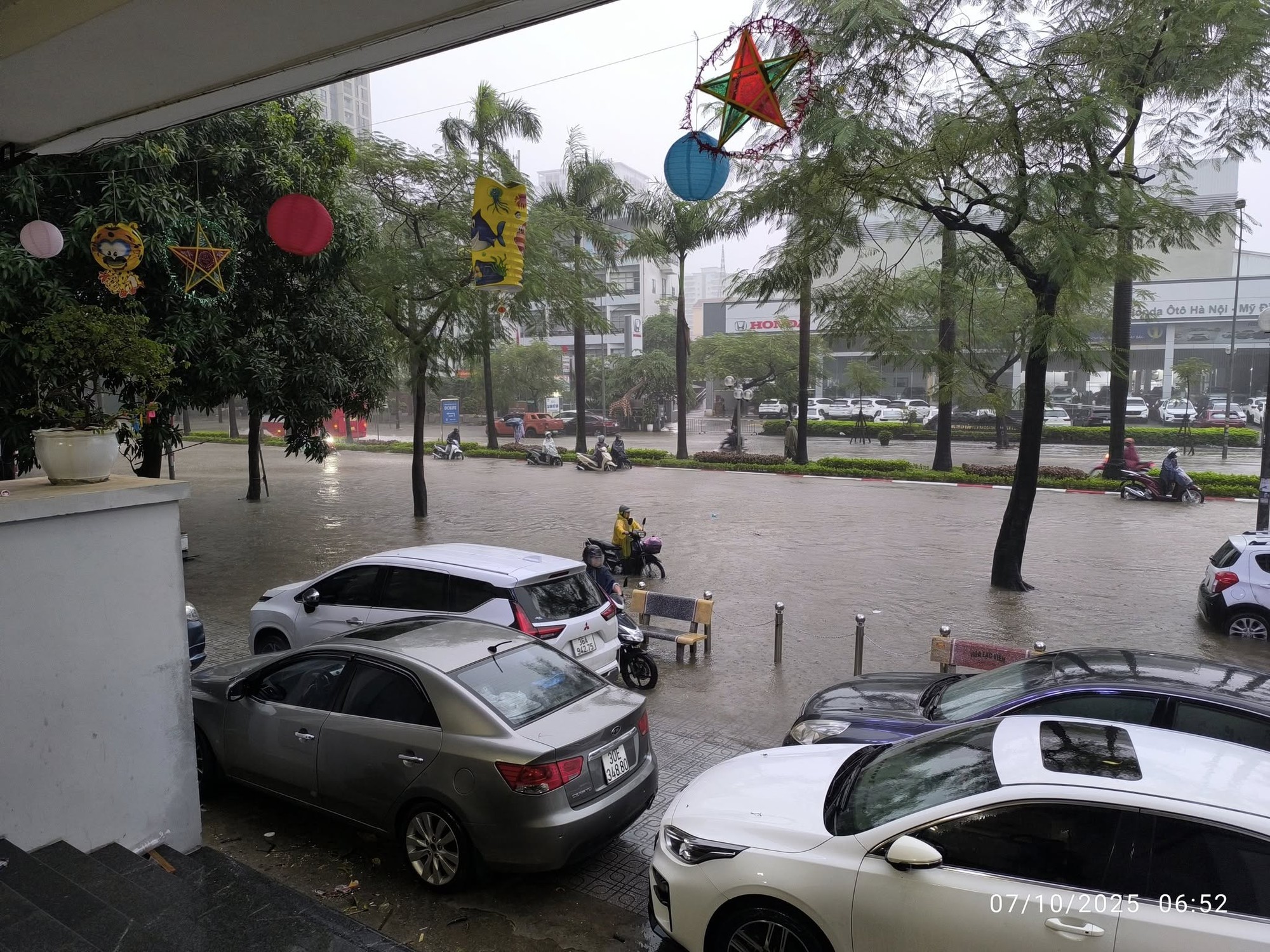 Nhiều tuyến đường đã chìm trong biển nước không thể di chuyển, nước hồ Hoàn Kiếm dâng đến 7,8m- Ảnh 11.