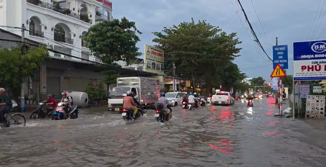 Triều cường lên cao, nhà dân ở Cần Thơ ngập ngang bụng - Ảnh 1.