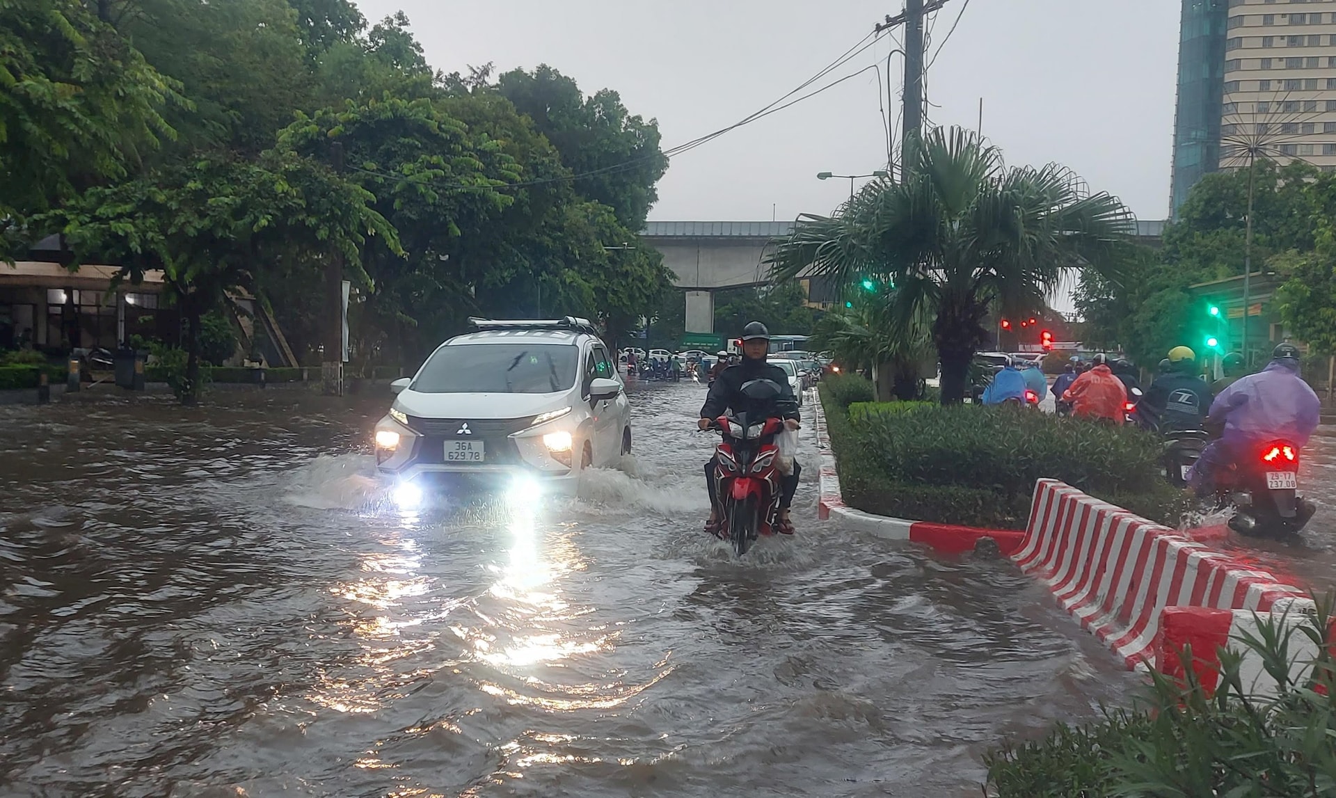 Nóng: Hà Nội xảy ra mưa dông ở nhiều nơi, cảnh báo ngập ở hàng loạt tuyến phố - Ảnh 1.