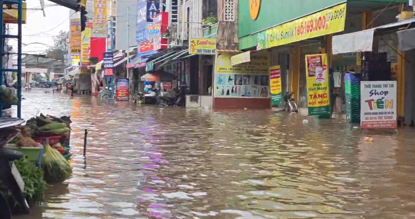 Triều cường lên cao, nhà dân ở Cần Thơ ngập ngang bụng - Ảnh 6.