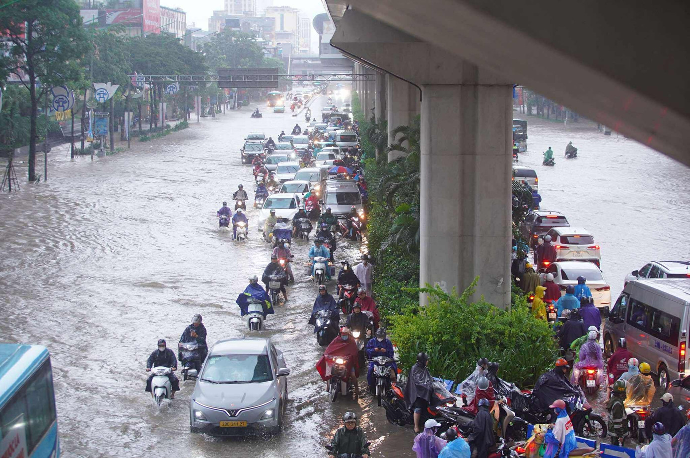 Nhiều tuyến đường đã chìm trong biển nước không thể di chuyển, nước hồ Hoàn Kiếm dâng đến 7,8m- Ảnh 6.