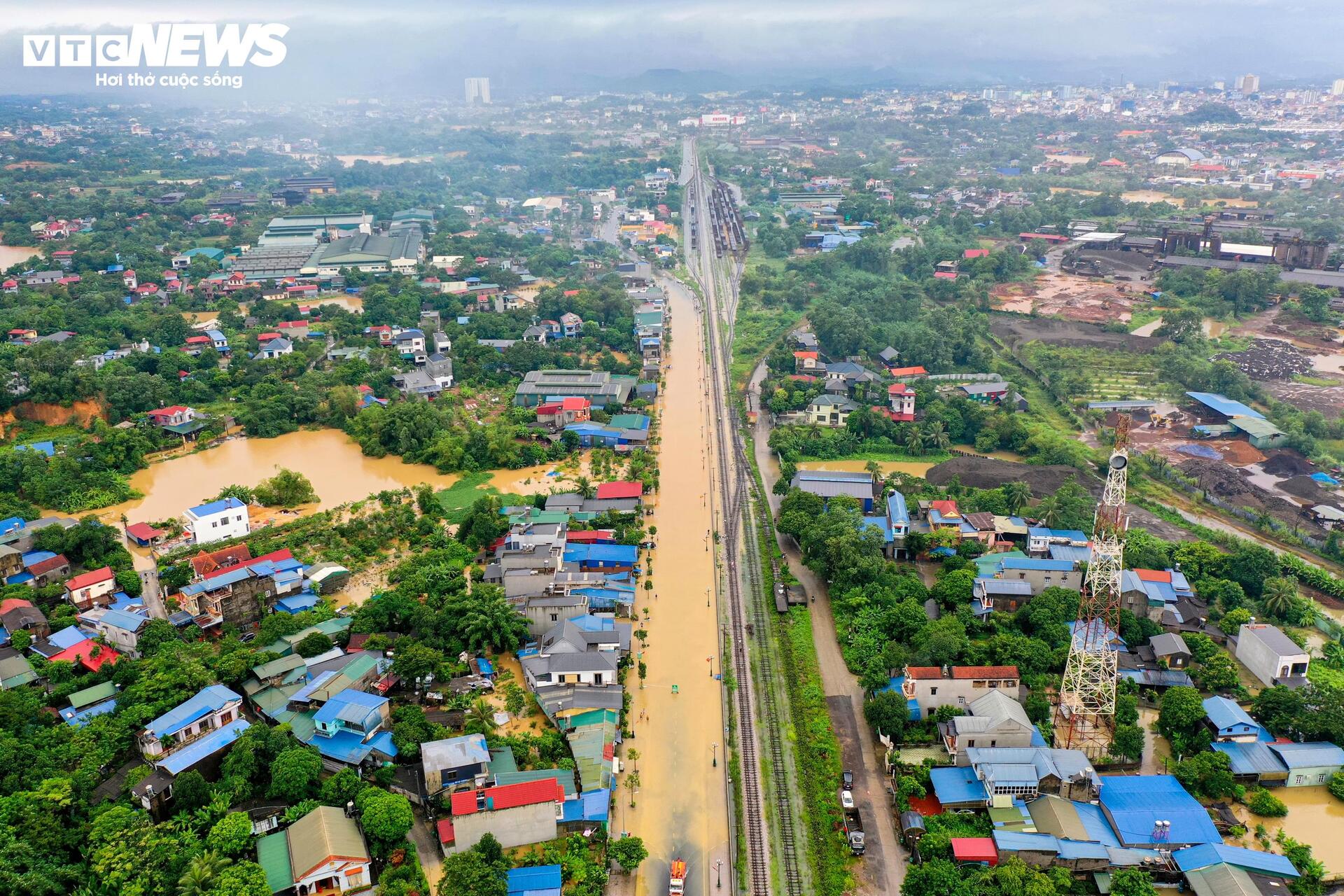 Phố trung tâm Thái Nguyên chìm trong biển nước, có nơi ngập gần nóc tầng một - Ảnh 10.