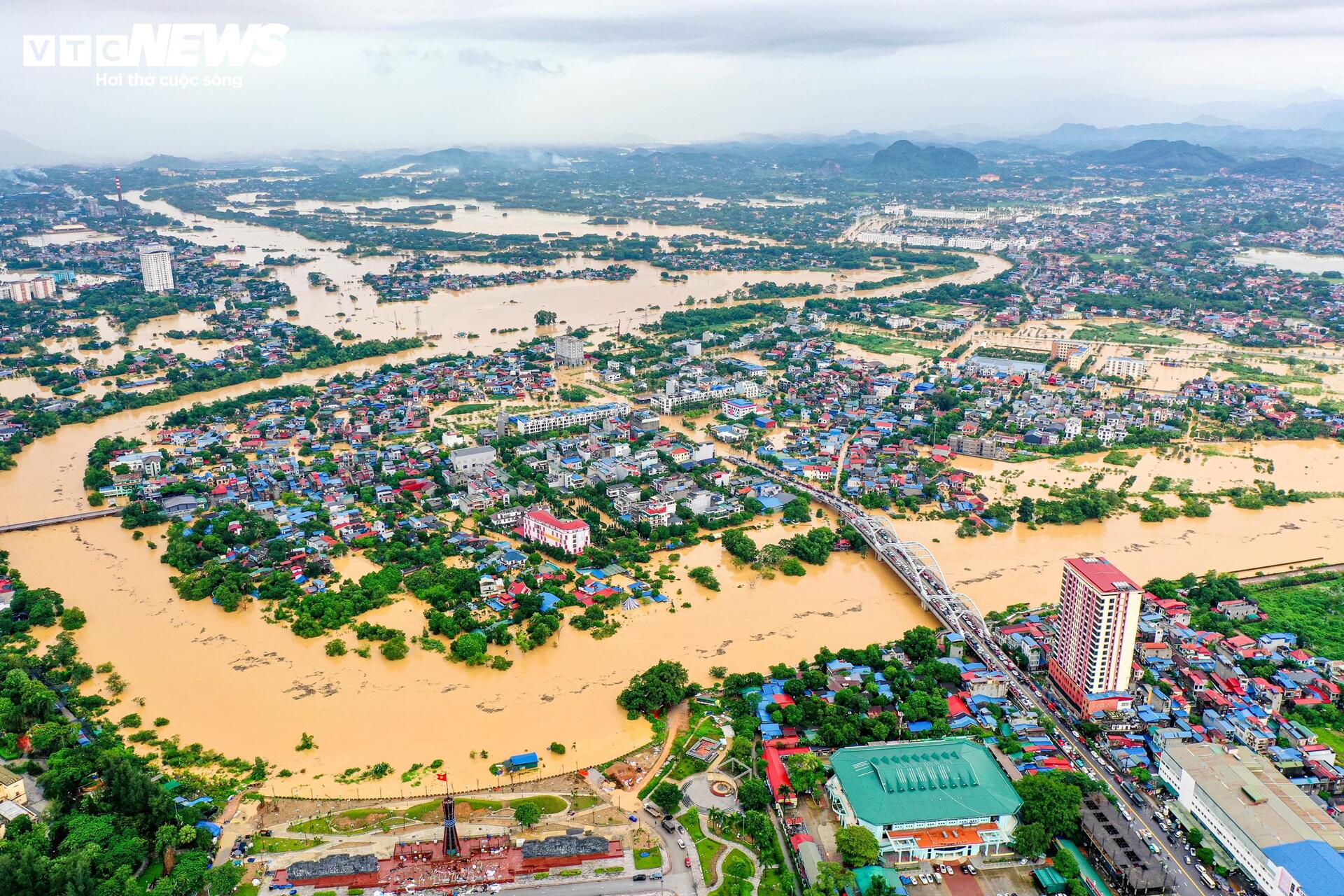 Phố trung tâm Thái Nguyên chìm trong biển nước, có nơi ngập gần nóc tầng một - Ảnh 2.