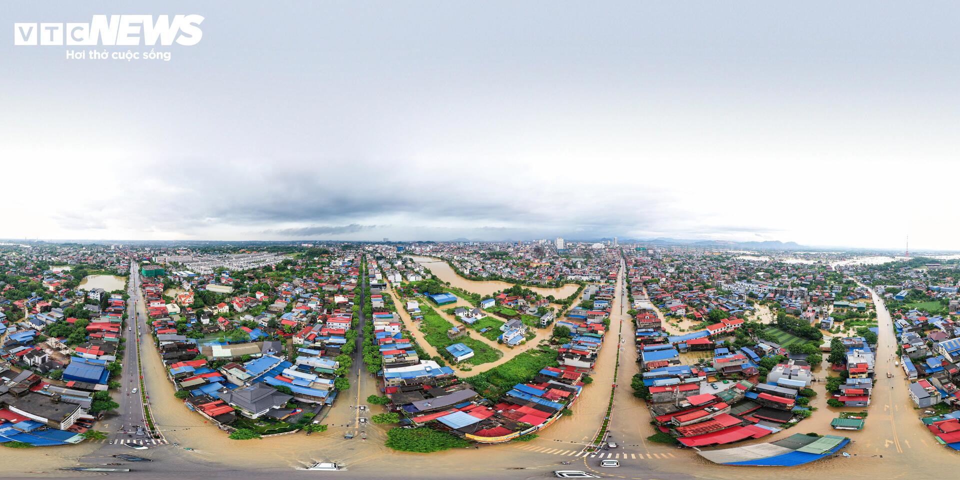 Phố trung tâm Thái Nguyên chìm trong biển nước, có nơi ngập gần nóc tầng một - Ảnh 1.
