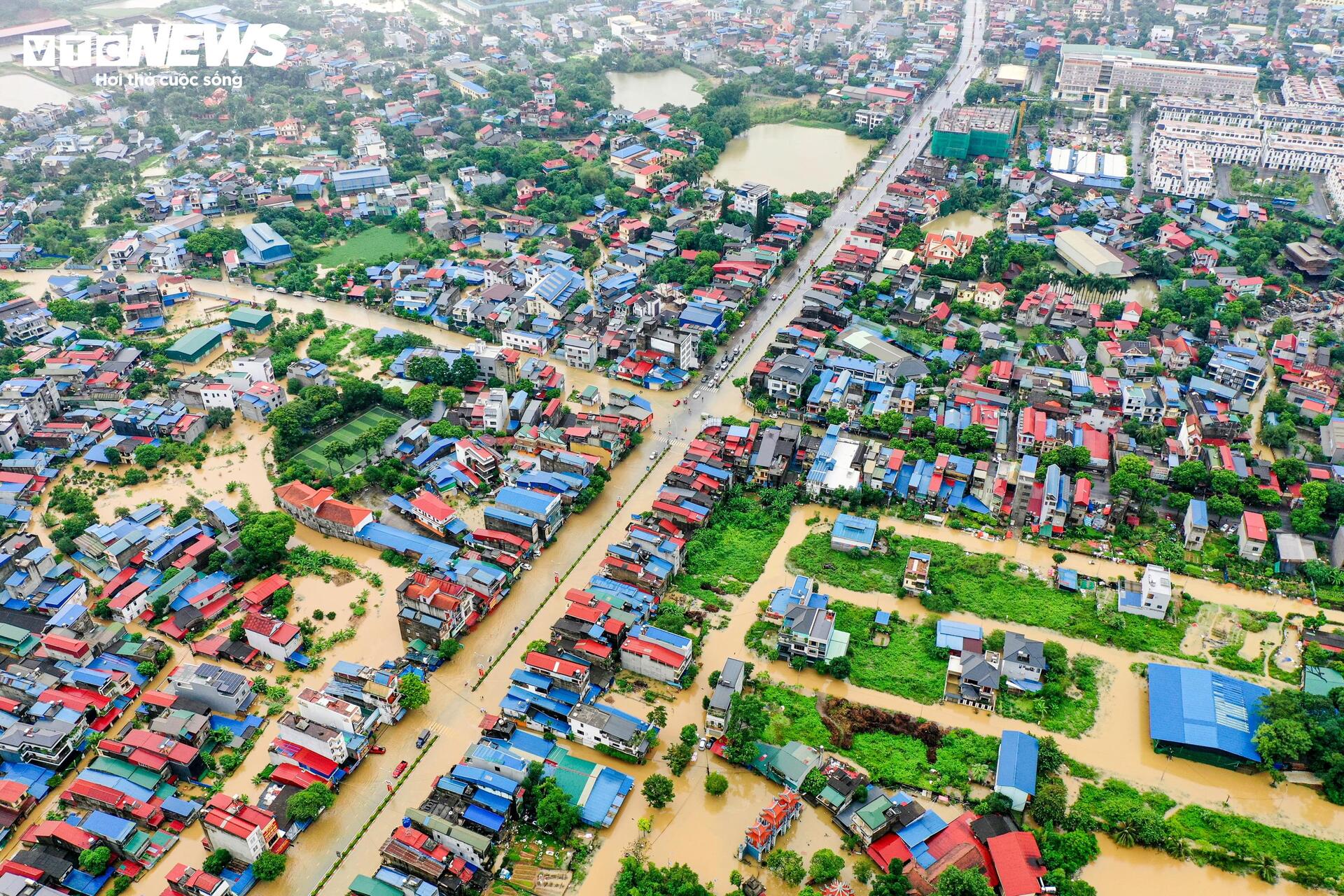 Phố trung tâm Thái Nguyên chìm trong biển nước, có nơi ngập gần nóc tầng một - Ảnh 4.