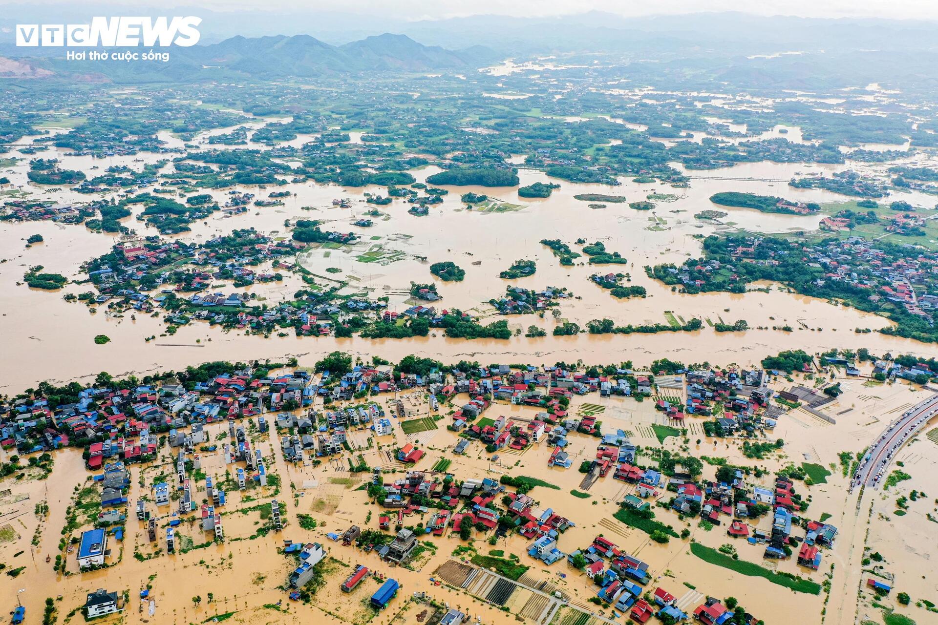 Phố trung tâm Thái Nguyên chìm trong biển nước, có nơi ngập gần nóc tầng một - Ảnh 5.