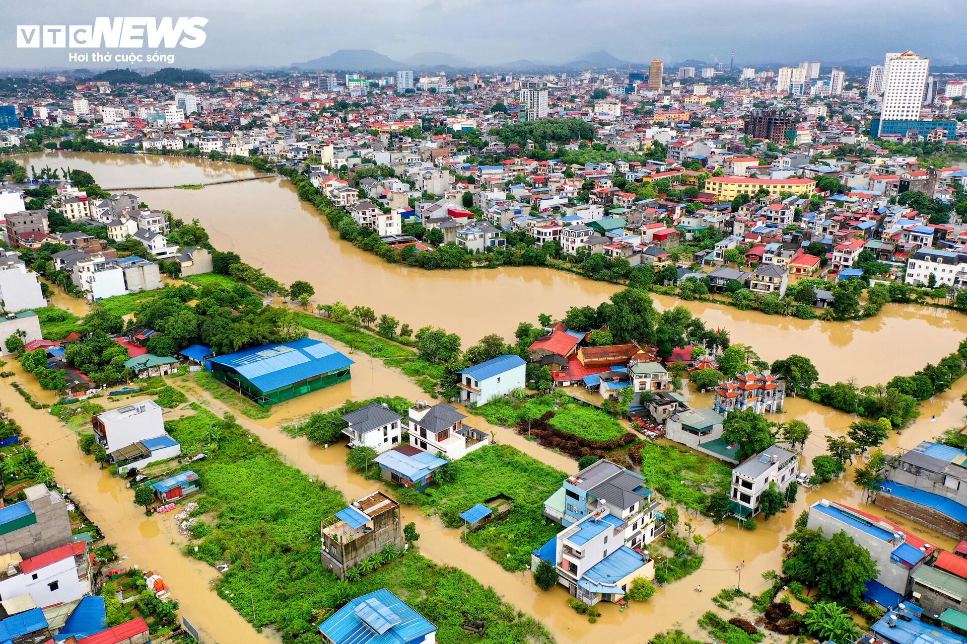 Phố trung tâm Thái Nguyên chìm trong biển nước, có nơi ngập gần nóc tầng một - Ảnh 7.