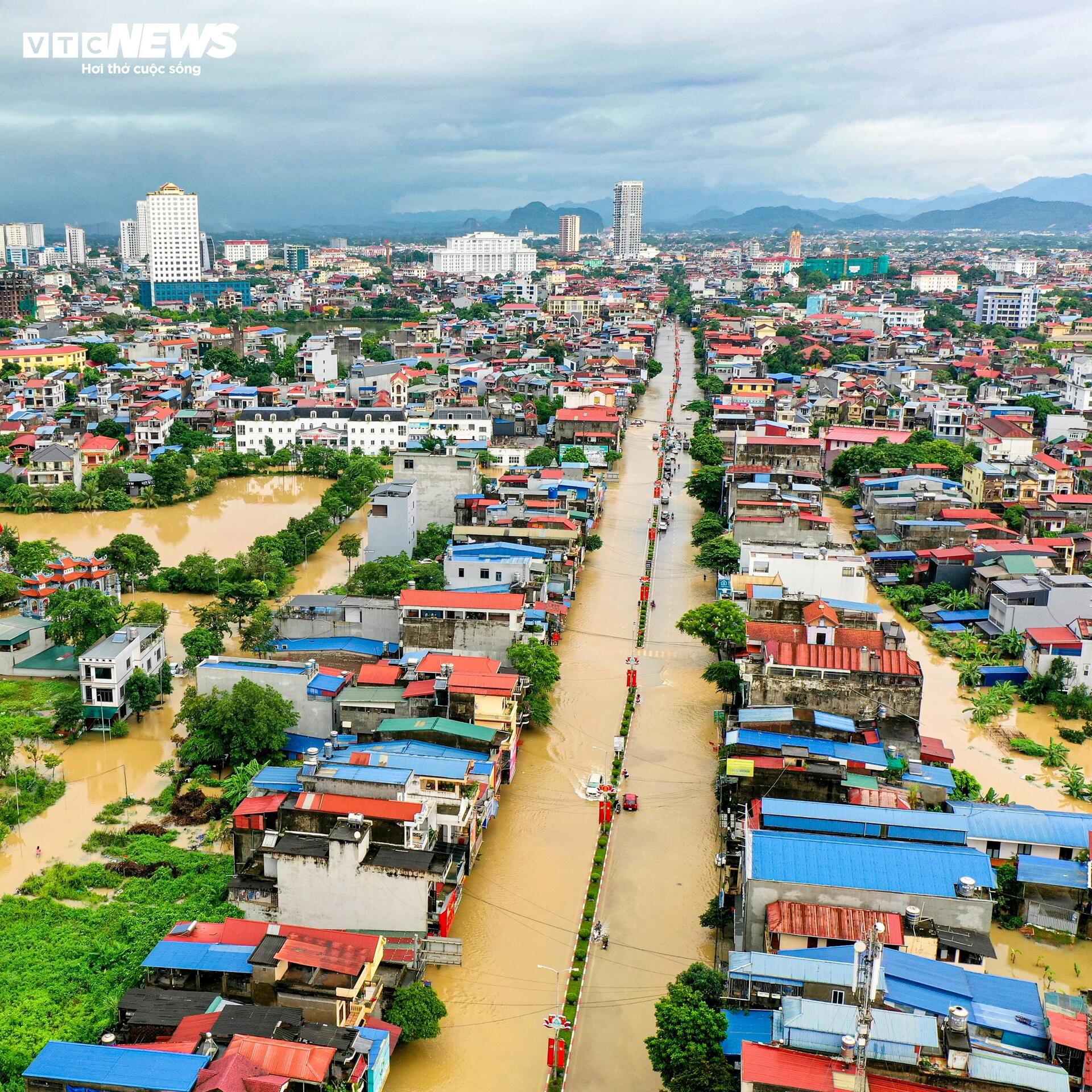 Phố trung tâm Thái Nguyên chìm trong biển nước, có nơi ngập gần nóc tầng một - Ảnh 8.