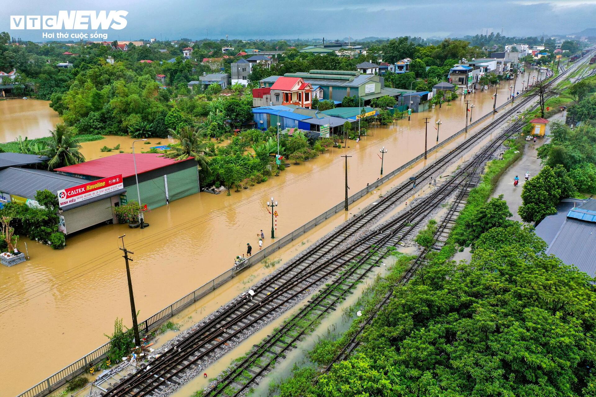 Phố trung tâm Thái Nguyên chìm trong biển nước, có nơi ngập gần nóc tầng một - Ảnh 9.