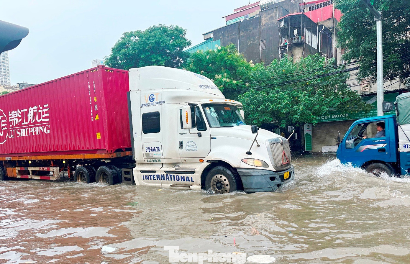 Hà Nội còn trên 100 điểm ngập, có 23 điểm không thể lưu thông - Ảnh 1.
