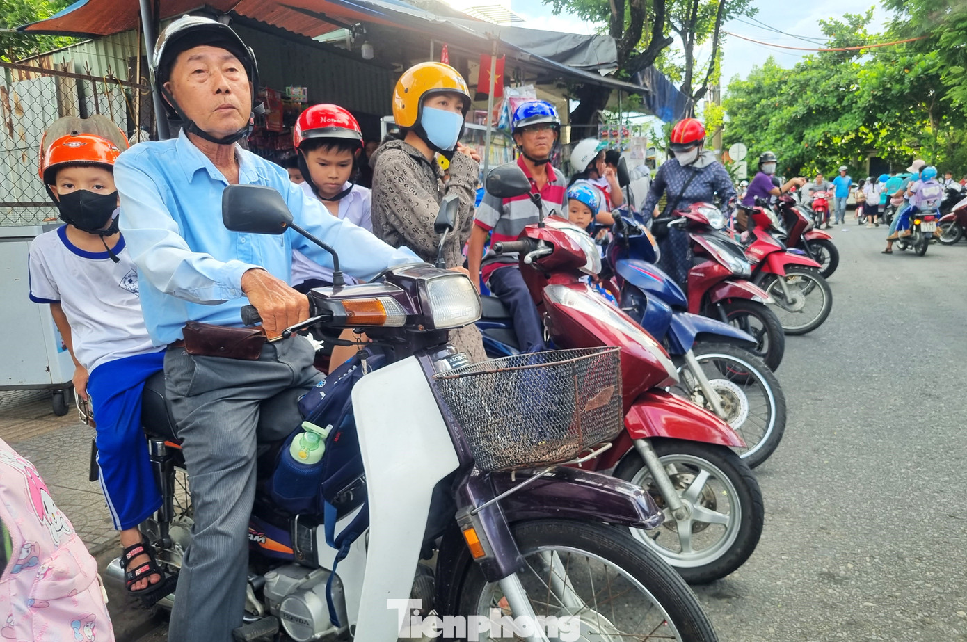 Phụ huynh xếp xe thẳng như căng chỉ trước trường học Đà Nẵng - Ảnh 11.