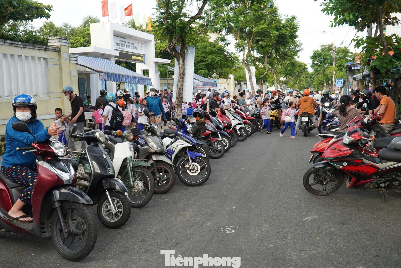 Phụ huynh xếp xe thẳng như căng chỉ trước trường học Đà Nẵng - Ảnh 16.