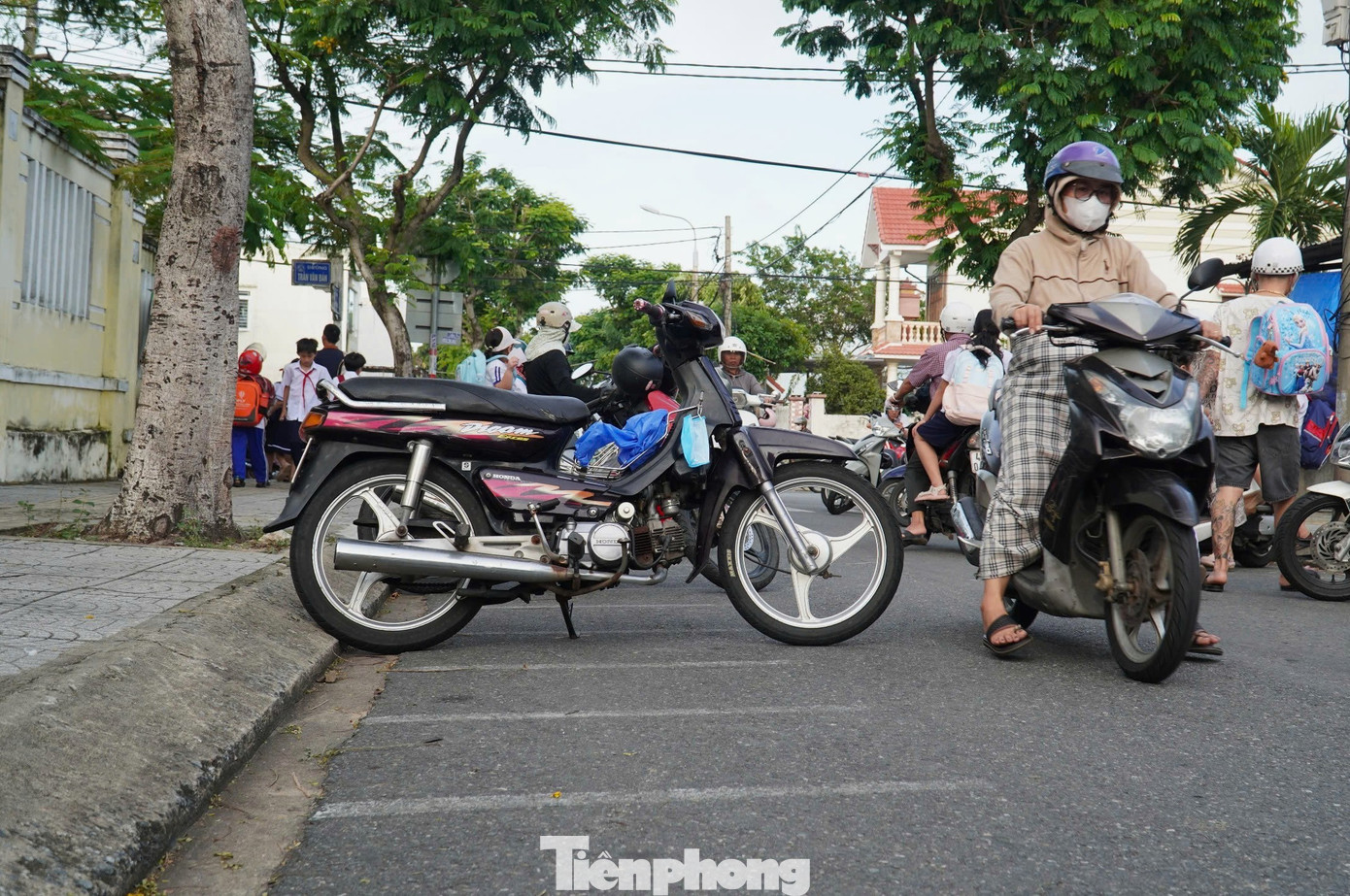 Phụ huynh xếp xe thẳng như căng chỉ trước trường học Đà Nẵng - Ảnh 9.