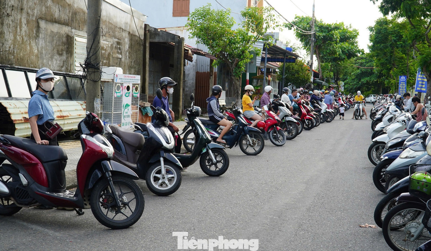 Phụ huynh xếp xe thẳng như căng chỉ trước trường học Đà Nẵng - Ảnh 2.
