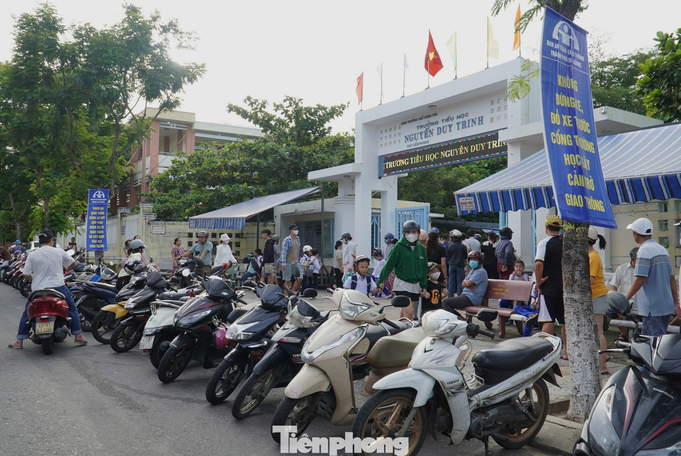 Phụ huynh xếp xe thẳng như căng chỉ trước trường học Đà Nẵng - Ảnh 15.