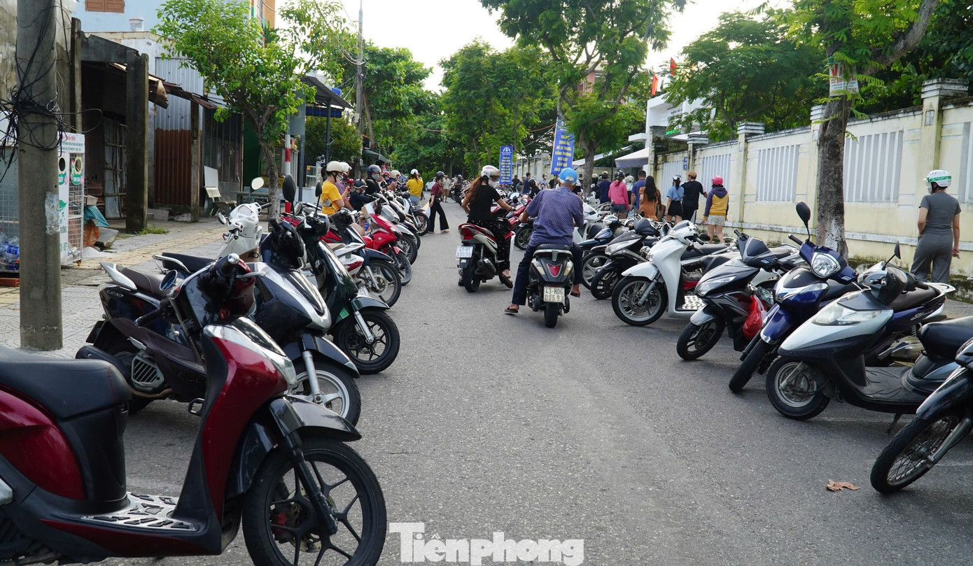 Phụ huynh xếp xe thẳng như căng chỉ trước trường học Đà Nẵng - Ảnh 6.