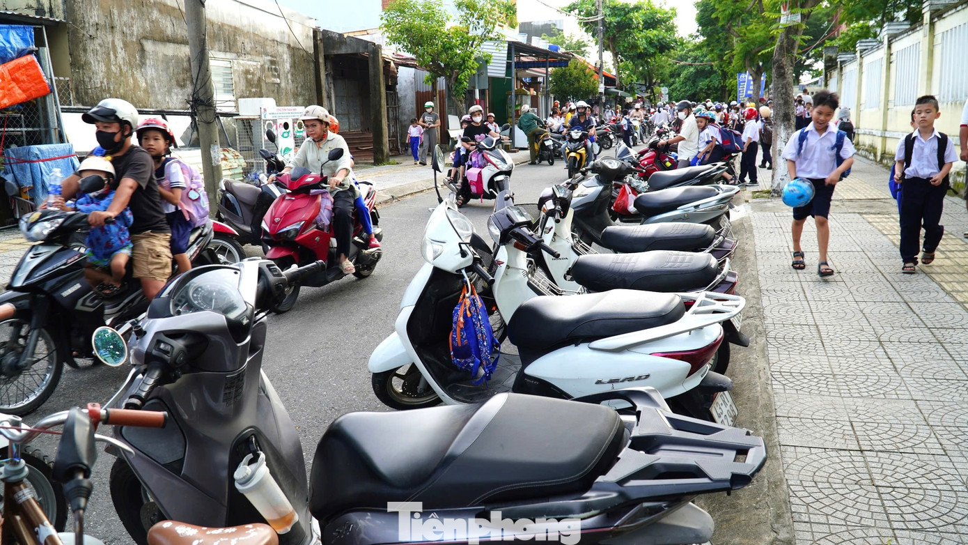 Phụ huynh xếp xe thẳng như căng chỉ trước trường học Đà Nẵng - Ảnh 10.