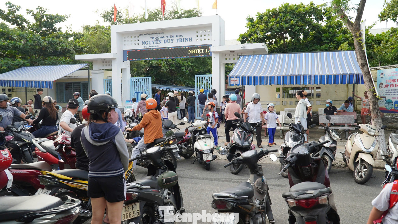 Phụ huynh xếp xe thẳng như căng chỉ trước trường học Đà Nẵng - Ảnh 8.