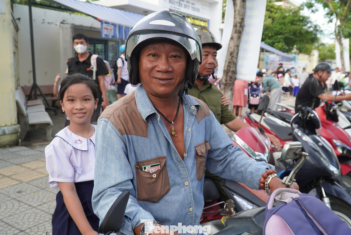 Phụ huynh xếp xe thẳng như căng chỉ trước trường học Đà Nẵng - Ảnh 3.