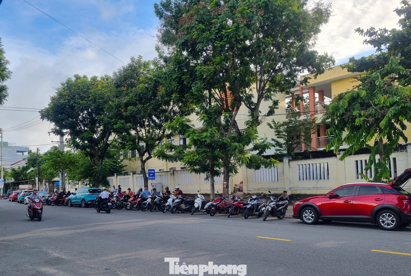 Phụ huynh xếp xe thẳng như căng chỉ trước trường học Đà Nẵng - Ảnh 14.