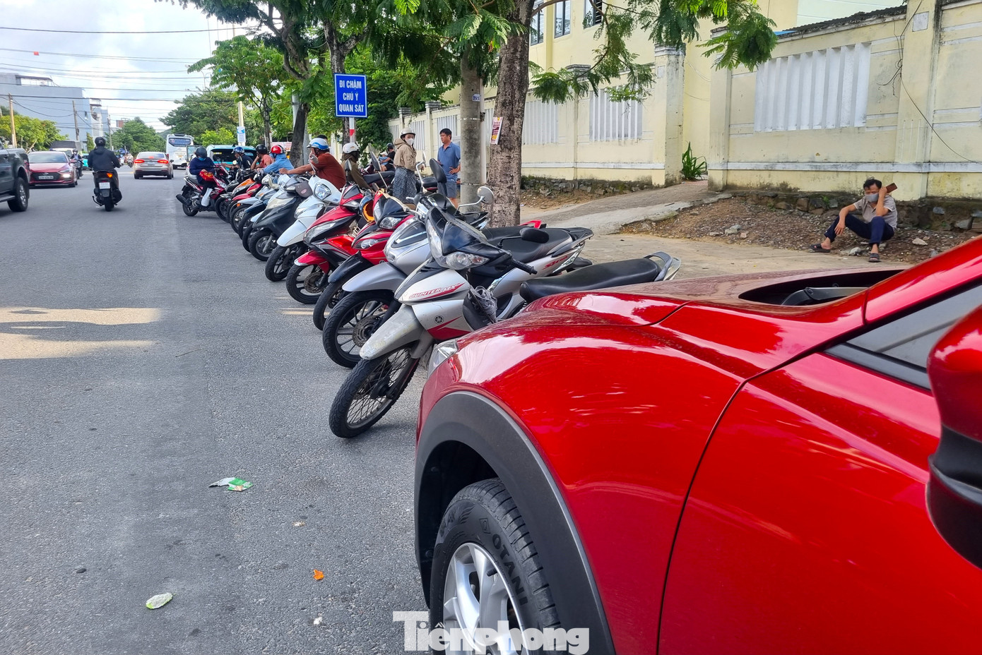 Phụ huynh xếp xe thẳng như căng chỉ trước trường học Đà Nẵng - Ảnh 4.