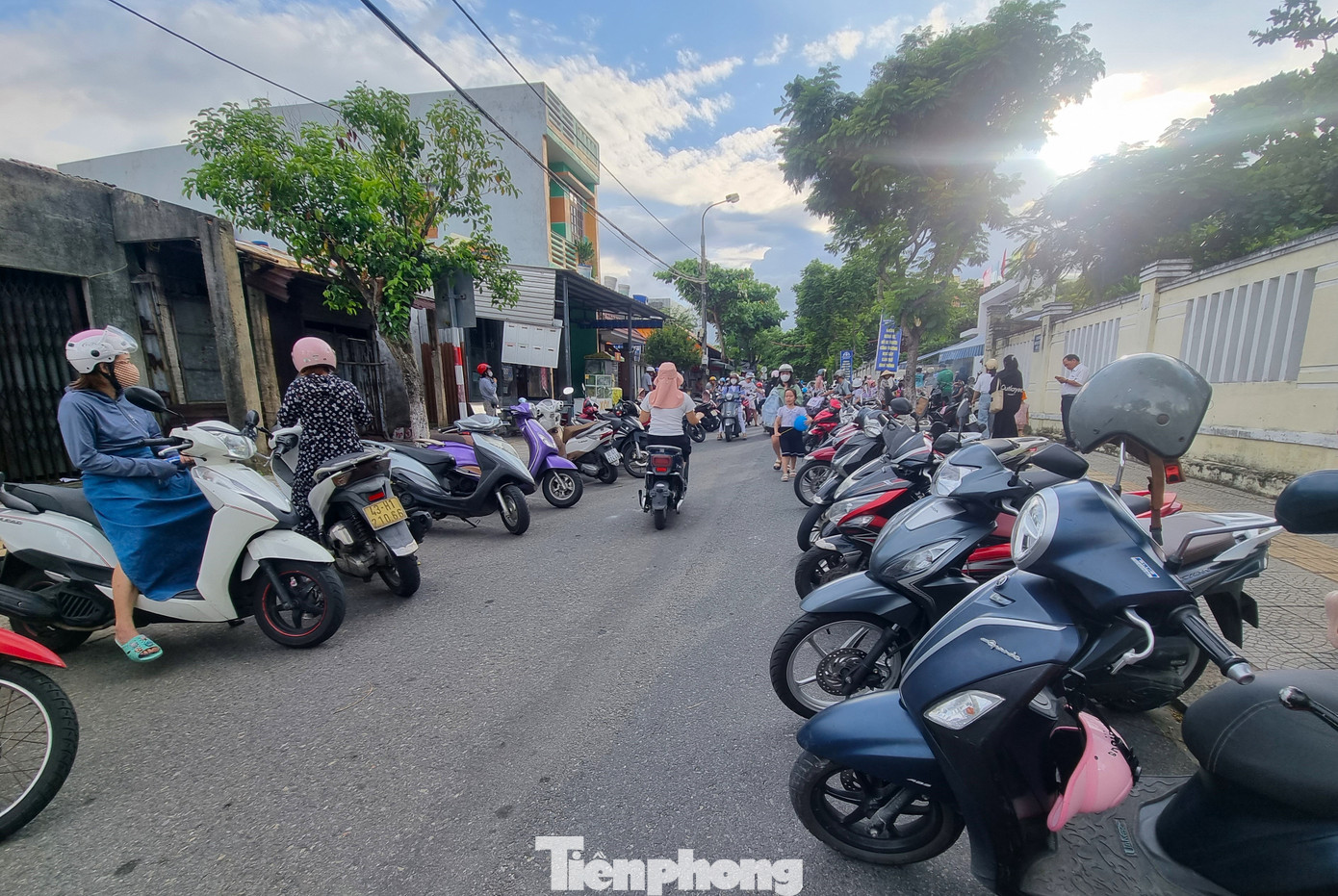 Phụ huynh xếp xe thẳng như căng chỉ trước trường học Đà Nẵng - Ảnh 13.