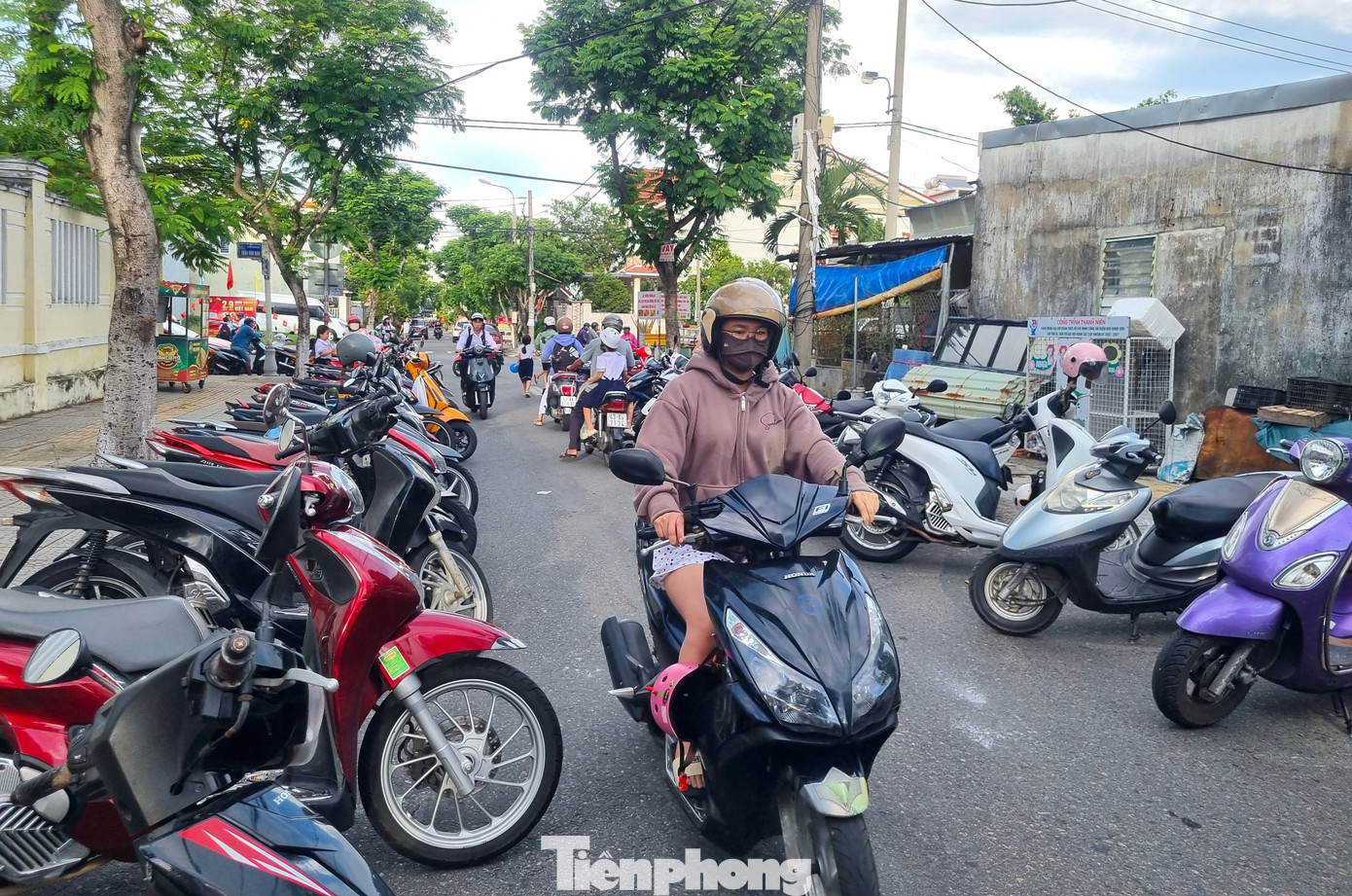 Phụ huynh xếp xe thẳng như căng chỉ trước trường học Đà Nẵng - Ảnh 12.