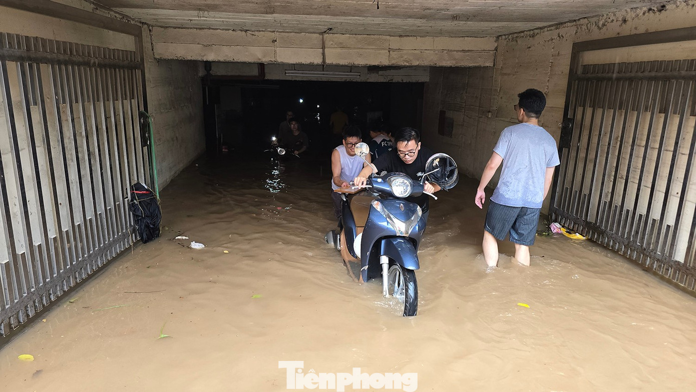 Hầm chung cư thành bể nước khổng lồ, thủy kích hàng trăm xe máy và ôtô - Ảnh 14.
