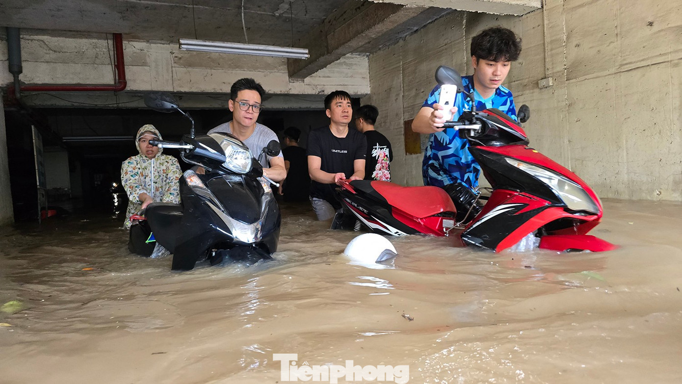 Hầm chung cư thành bể nước khổng lồ, thủy kích hàng trăm xe máy và ôtô - Ảnh 12.