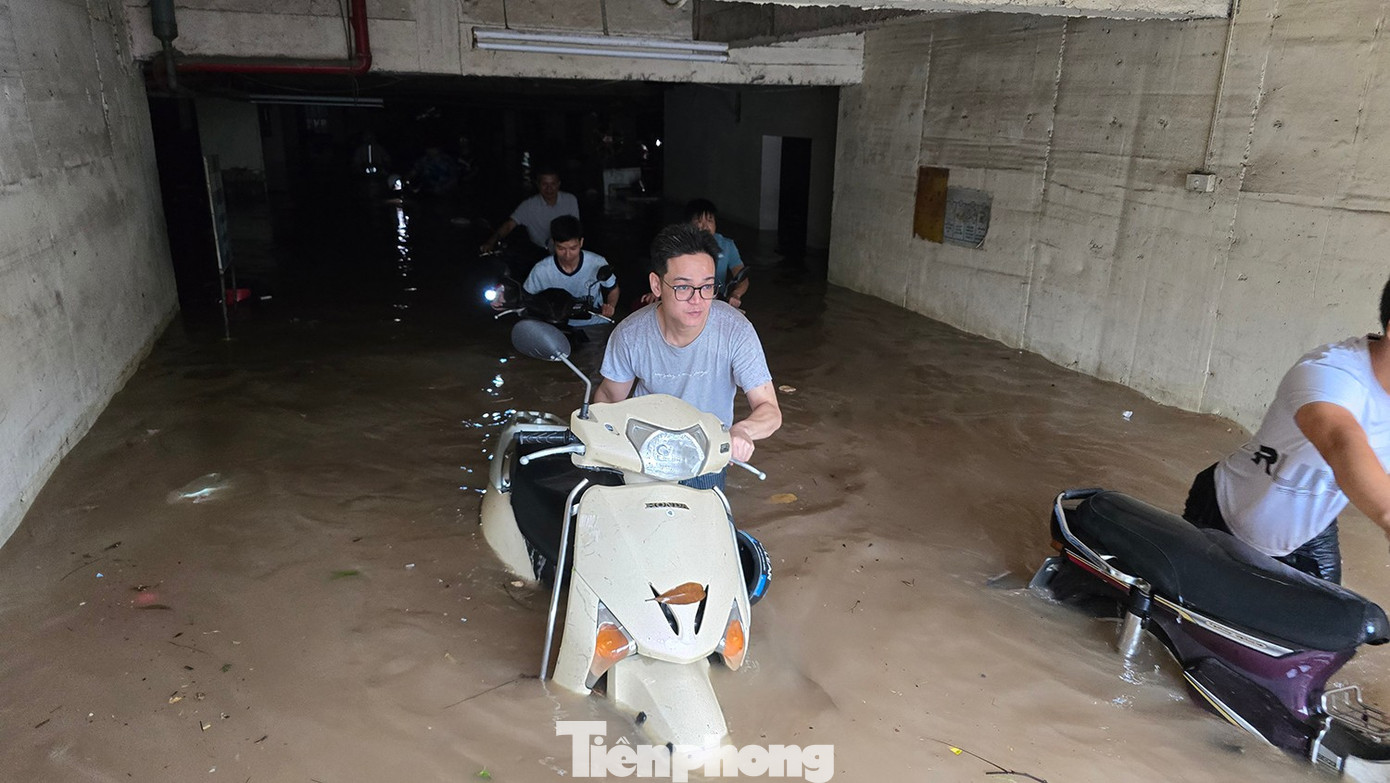 Hầm chung cư thành bể nước khổng lồ, thủy kích hàng trăm xe máy và ôtô - Ảnh 13.