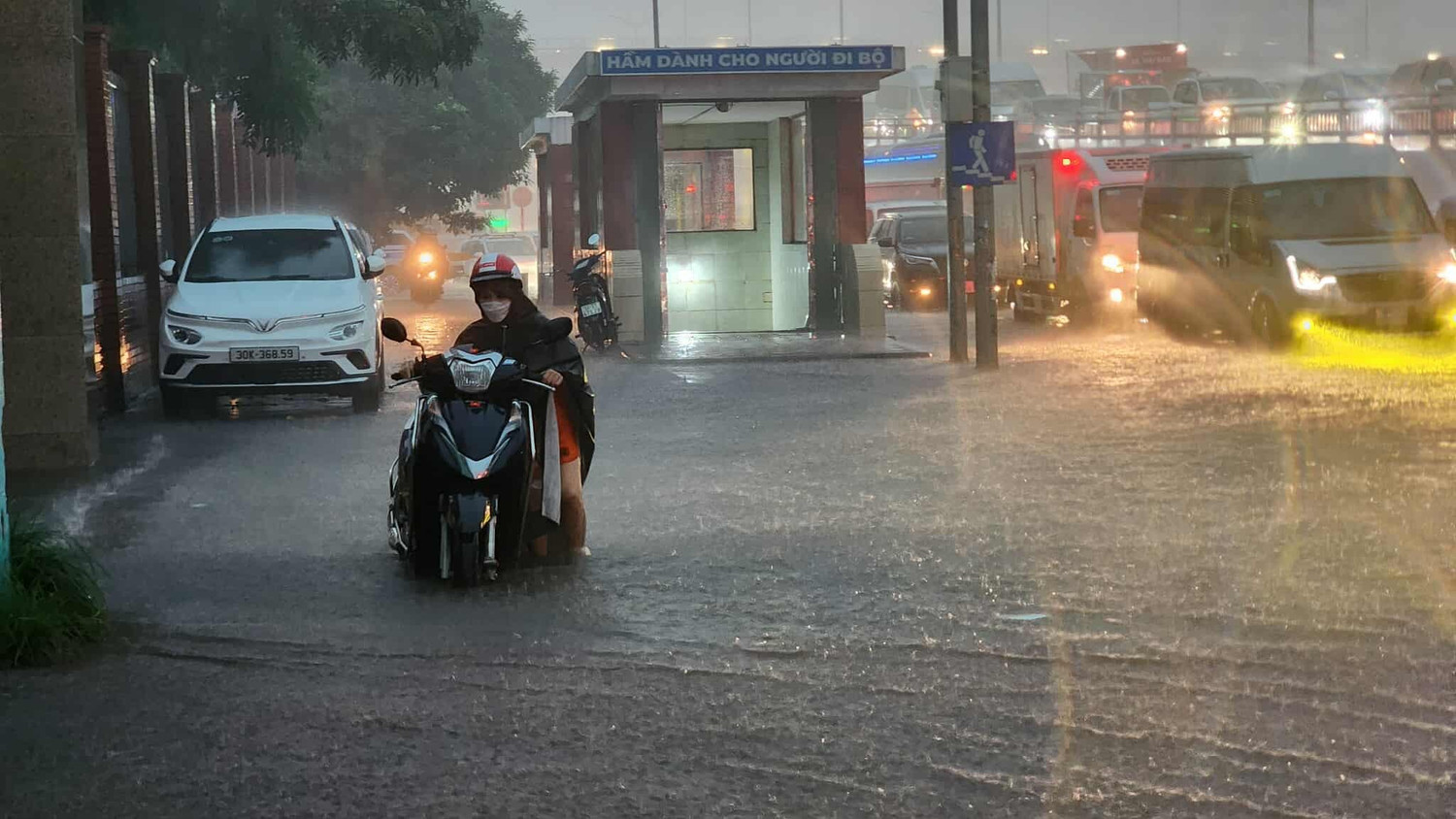 Nhiều tuyến đường đã chìm trong biển nước không thể di chuyển, nước hồ Hoàn Kiếm dâng đến 7,8m- Ảnh 8.