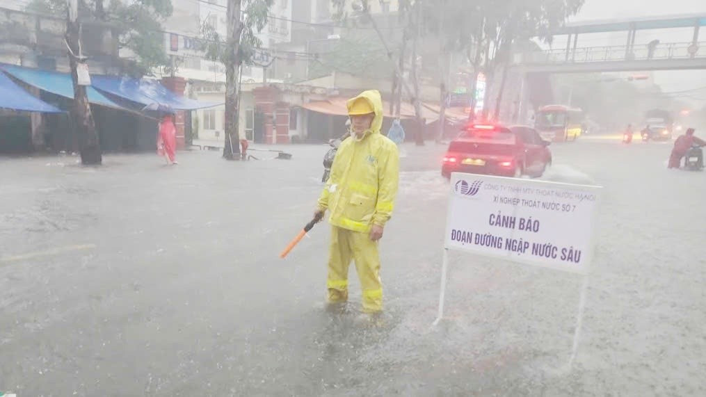 Cập nhật hơn 70 điểm ngập sáng nay tại Hà Nội, 30 khu vực chìm sâu trong nước - Ảnh 1.