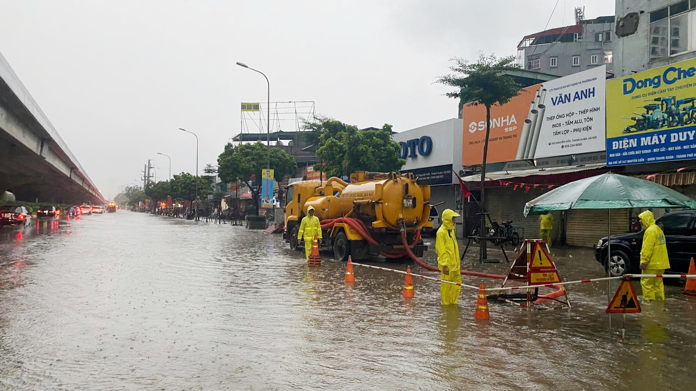 Cập nhật hơn 70 điểm ngập sáng nay tại Hà Nội, 30 khu vực chìm sâu trong nước - Ảnh 2.