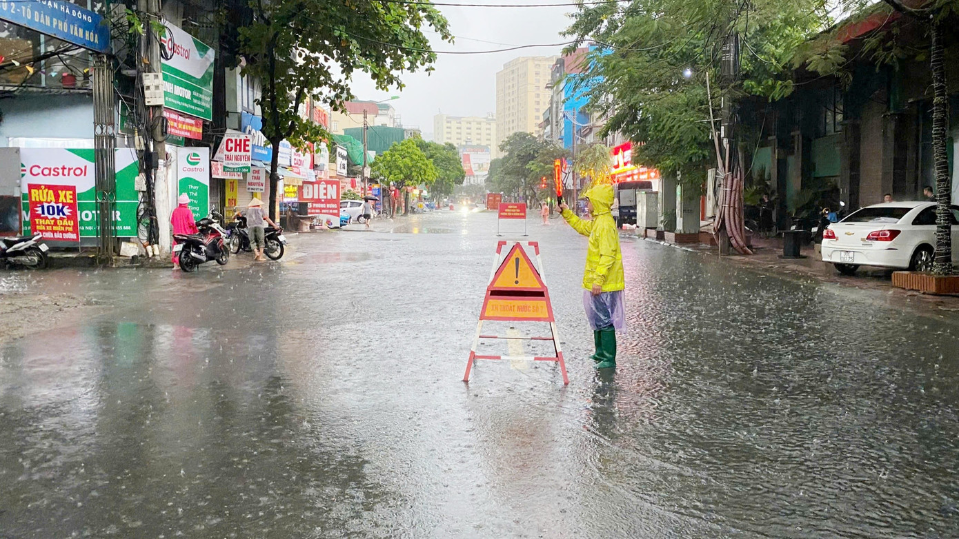 Cập nhật hơn 70 điểm ngập sáng nay tại Hà Nội, 30 khu vực chìm sâu trong nước - Ảnh 3.