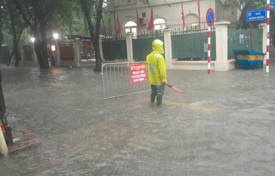 Cập nhật hơn 70 điểm ngập sáng nay tại Hà Nội, 30 khu vực chìm sâu trong nước - Ảnh 5.