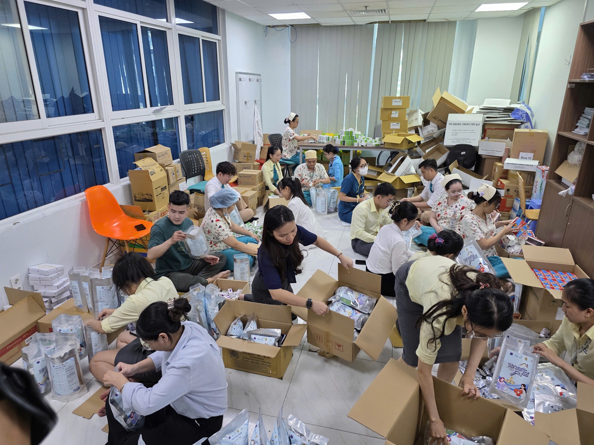 Hàng ngàn túi thuốc đến bà con vùng bão, lũ - Ảnh 1.